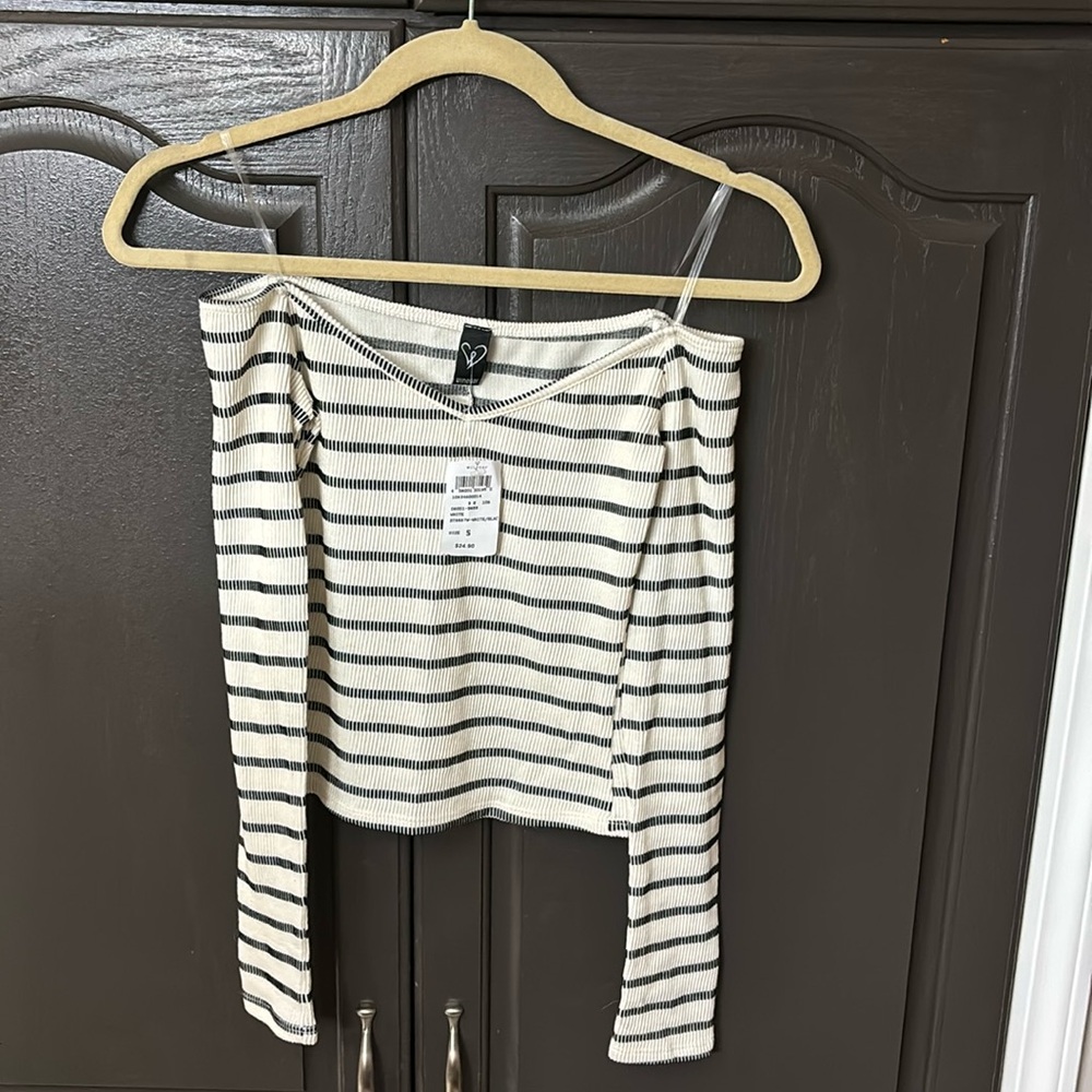 Windsor off the shoulder long sleeve tunic size small white and black